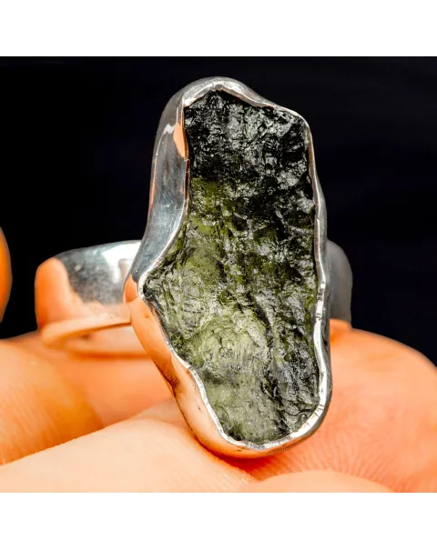 Anello in Moldavite: Connessione Cosmica.