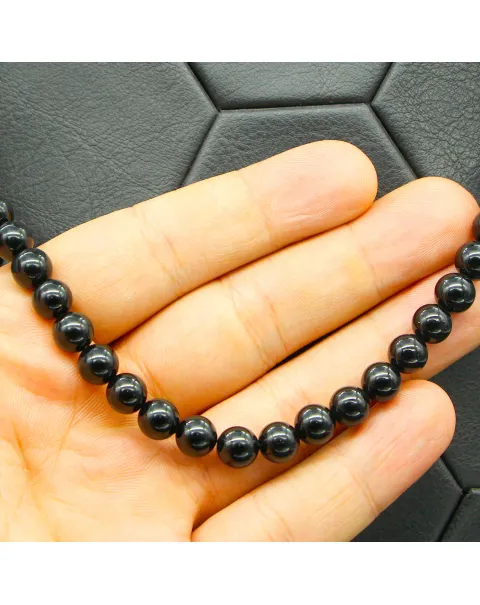 Collana lunga con perle di onice nero da 8 mm.
