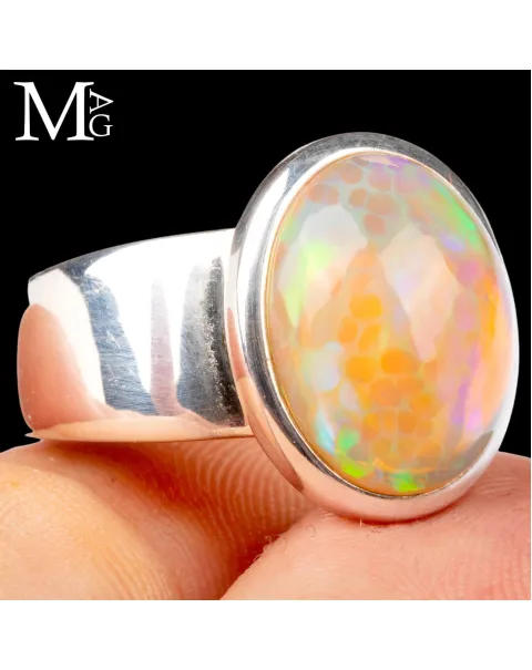 Anello con opale etiope di Welo.