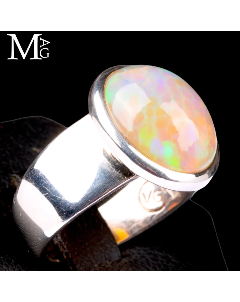 Anello con opale etiope di Welo.