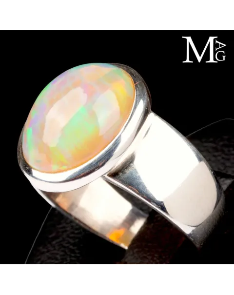Anello con opale etiope di Welo.