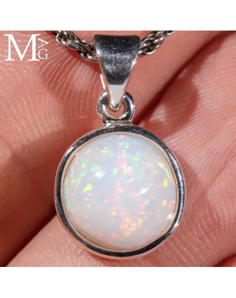 Ciondolo in argento con opale etiope di Welo