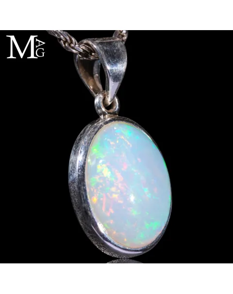 Ciondolo in argento con opale etiope di Welo.
