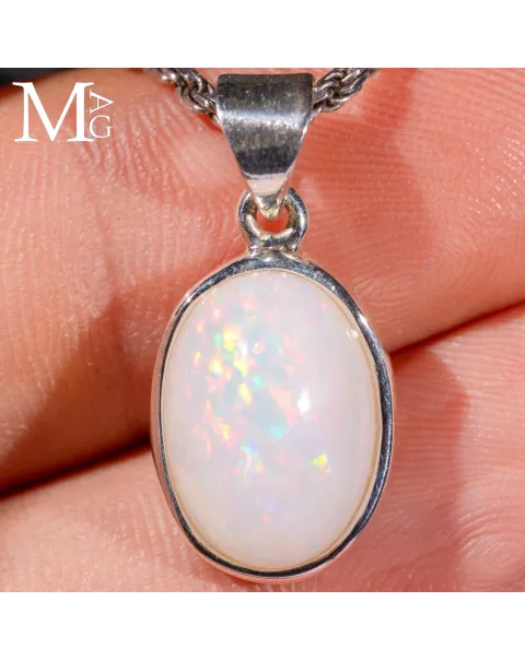 Ciondolo in argento 925 con opale etiope di Welo.