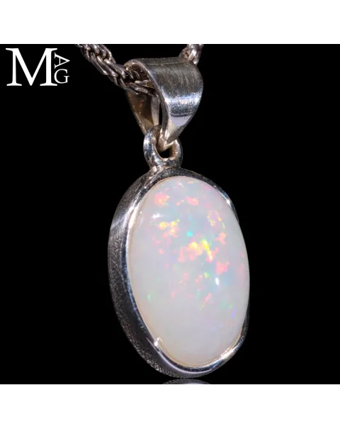 Ciondolo in argento 925 con opale etiope di Welo.