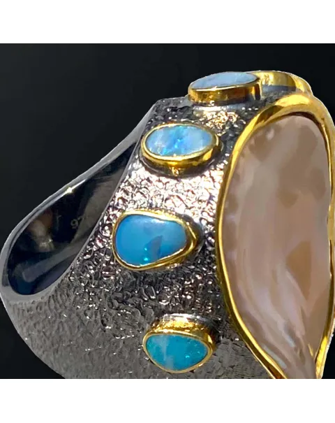 Splendido anello con opali e grande  perla Keshi.