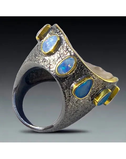 Splendido anello con opali e grande  perla Keshi.