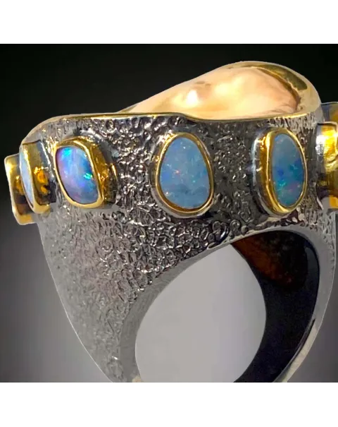 Splendido anello con opali e grande  perla Keshi.