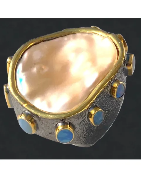 Splendido anello con opali e grande  perla Keshi.