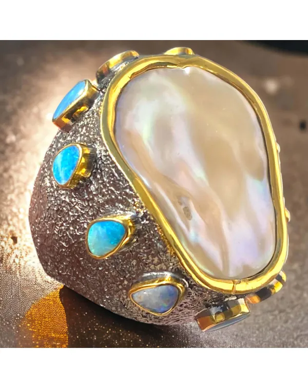 Splendido anello con opali e grande  perla Keshi.