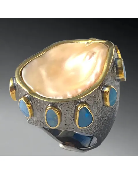 Splendido anello con opali e grande  perla Keshi.