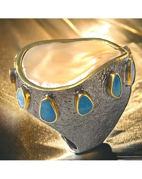 Splendido anello con opali e grande  perla Keshi.