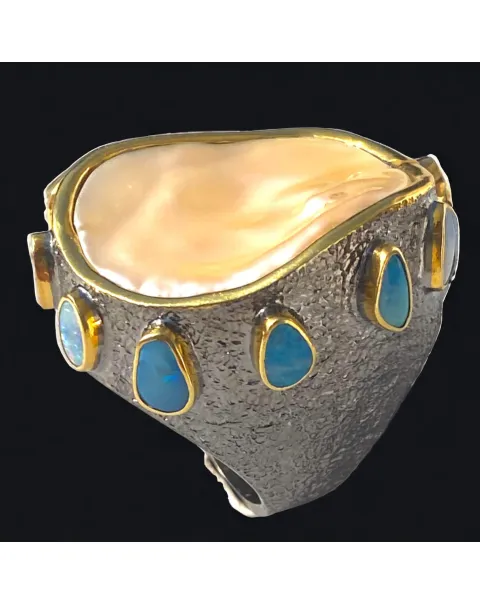 Splendido anello con opali e grande  perla Keshi.