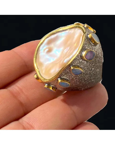 Splendido anello con opali e grande  perla Keshi.