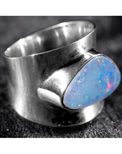 Opale Australiano Anello Design Audace e Moderno.
