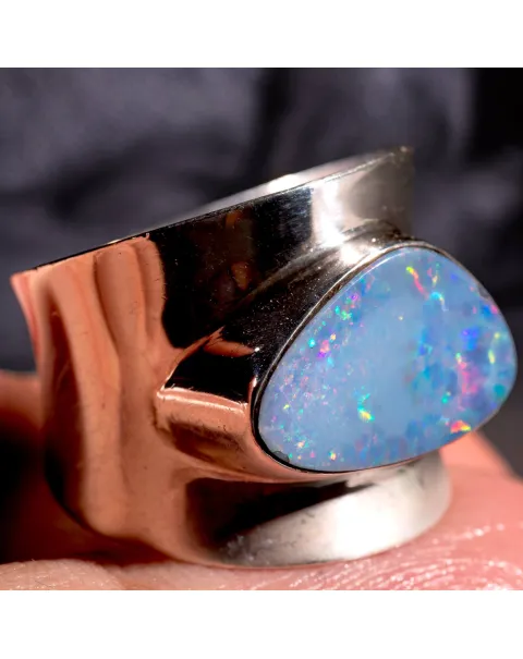 Opale Australiano Anello Design Audace e Moderno.
