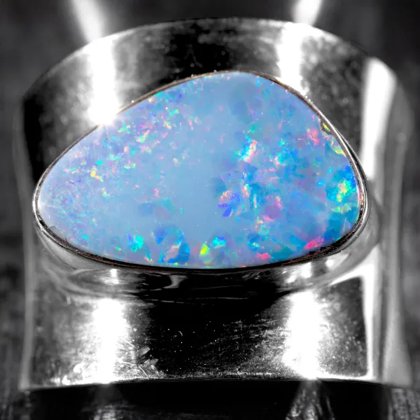 Opale Australiano Anello Design Audace e Moderno.