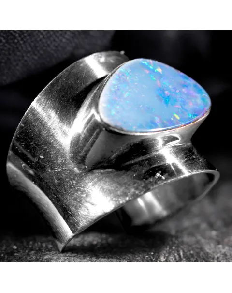 Opale Australiano Anello Design Audace e Moderno.