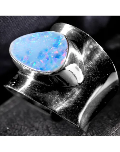 Opale Australiano Anello Design Audace e Moderno.