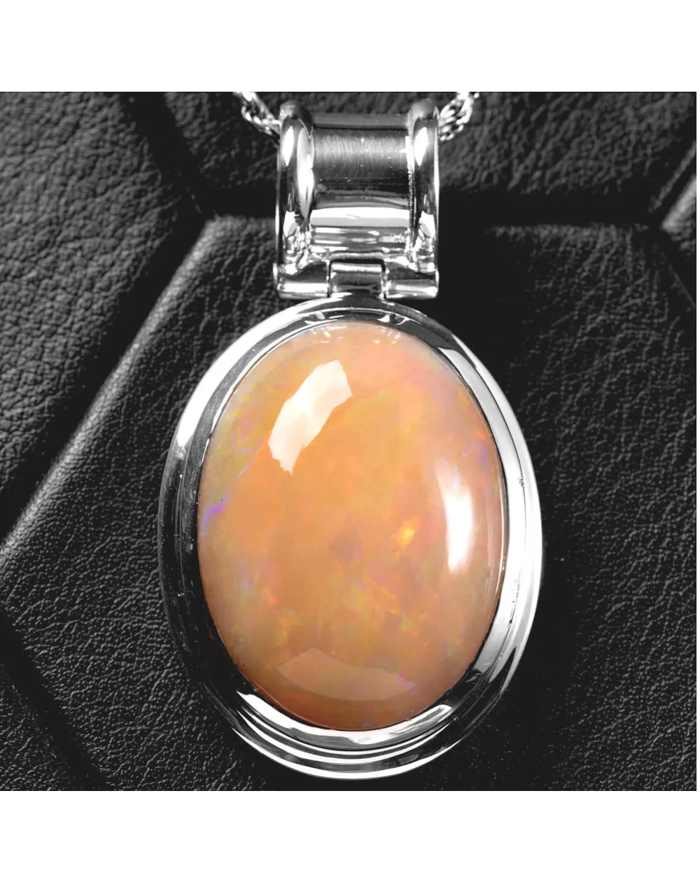 Anello con Gemma Opale Welo - Design Moderno in Argento.