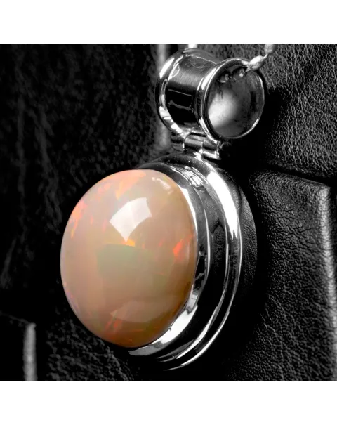 Prezioso Gioiello in Argento con Opale Welo Iridescente - Naturale.