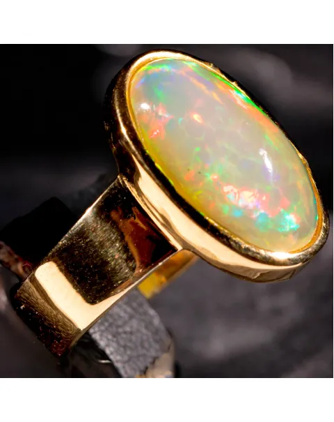Elegante Anello in Argento Placcato Oro con Opale Welo.