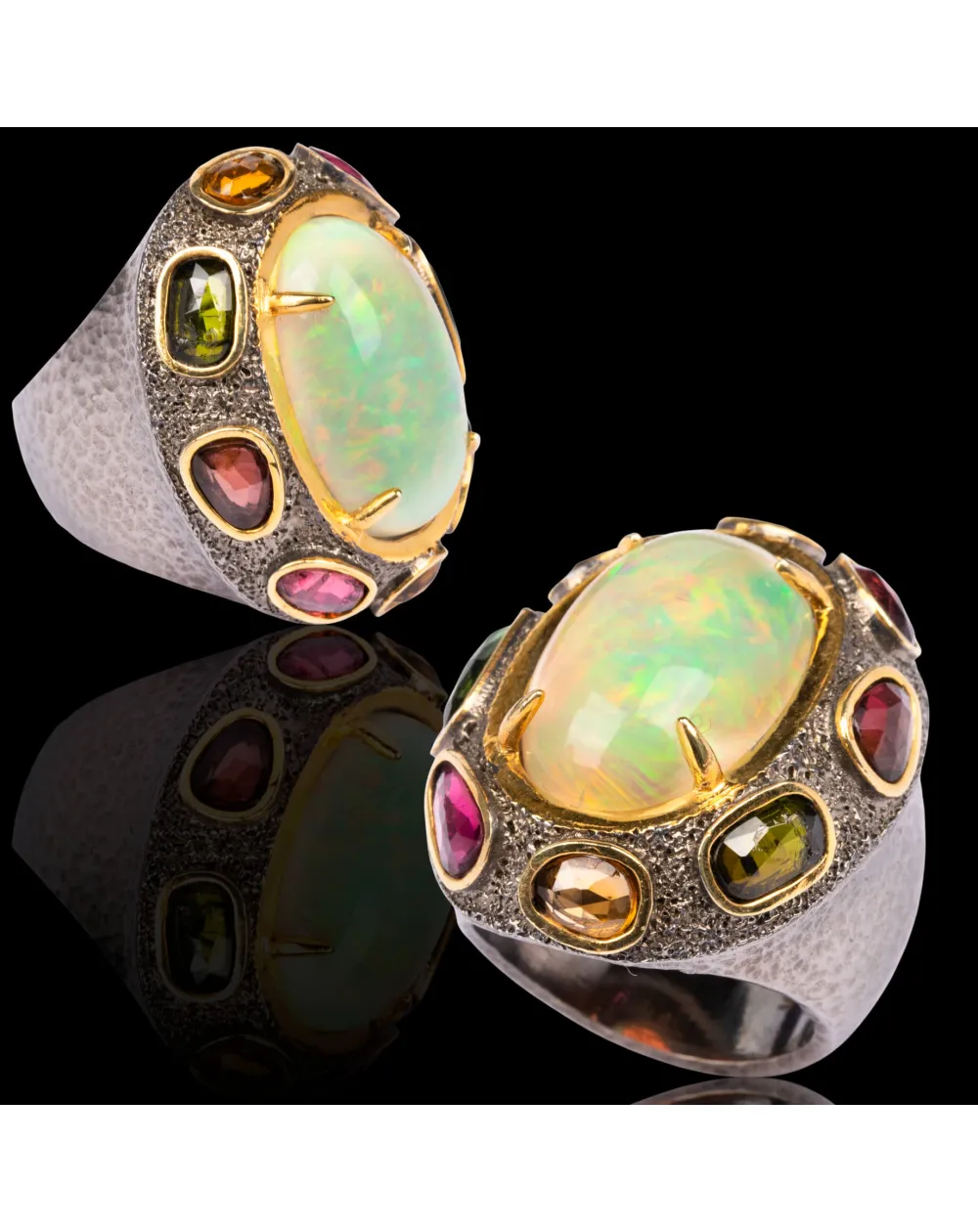 Anello con opale e tormaline multicolore.