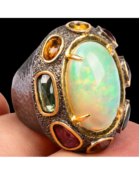 Anello con opale e tormaline multicolore.