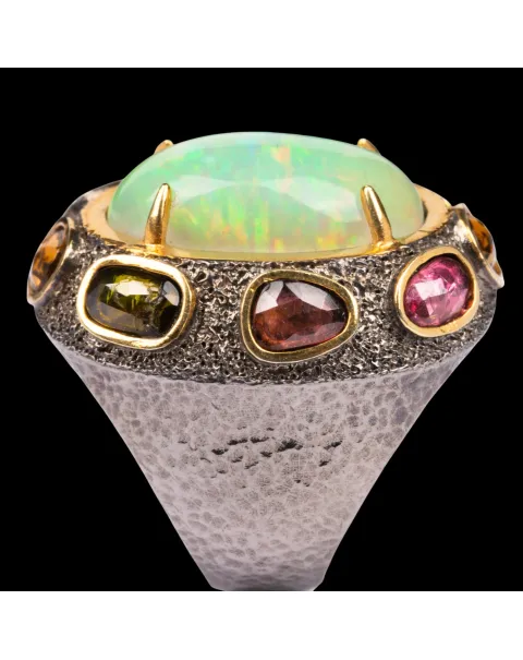Anello con opale e tormaline multicolore.