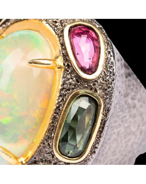 Anello con opale e tormaline multicolore.