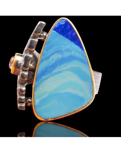Anello in argento con opale australiano.