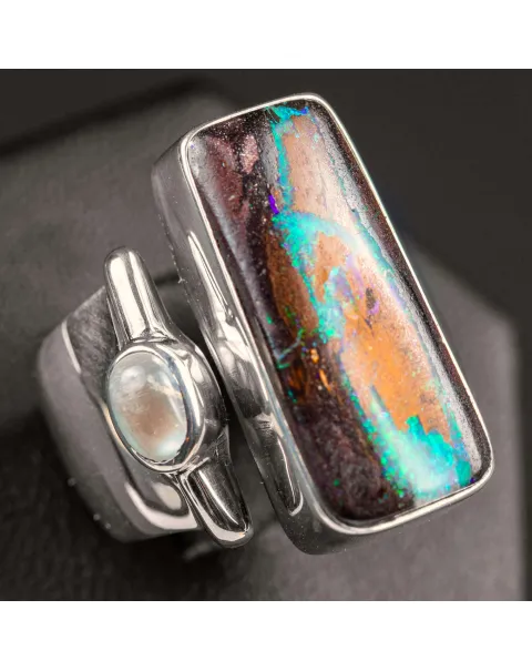 Anello in Argento con Opale Boulder Australiano.