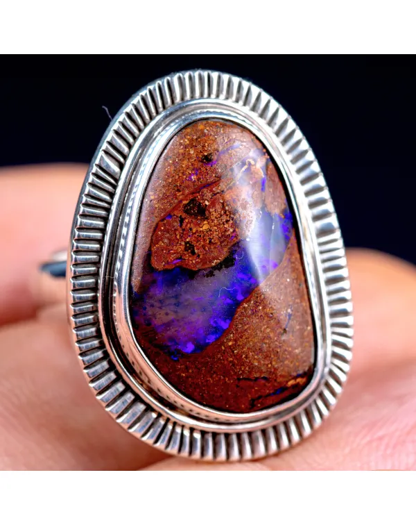 Anello in Argento con Opale Boulder Australiano.