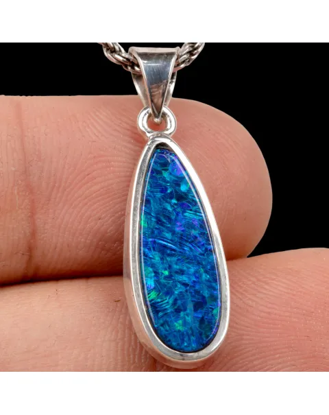 Ciondolo in argento con opale australiano taglio goccia.