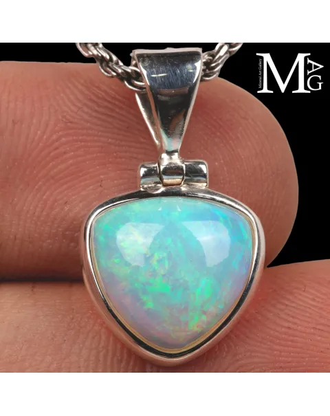 Ciondolo in argento con opale etiope cabochon