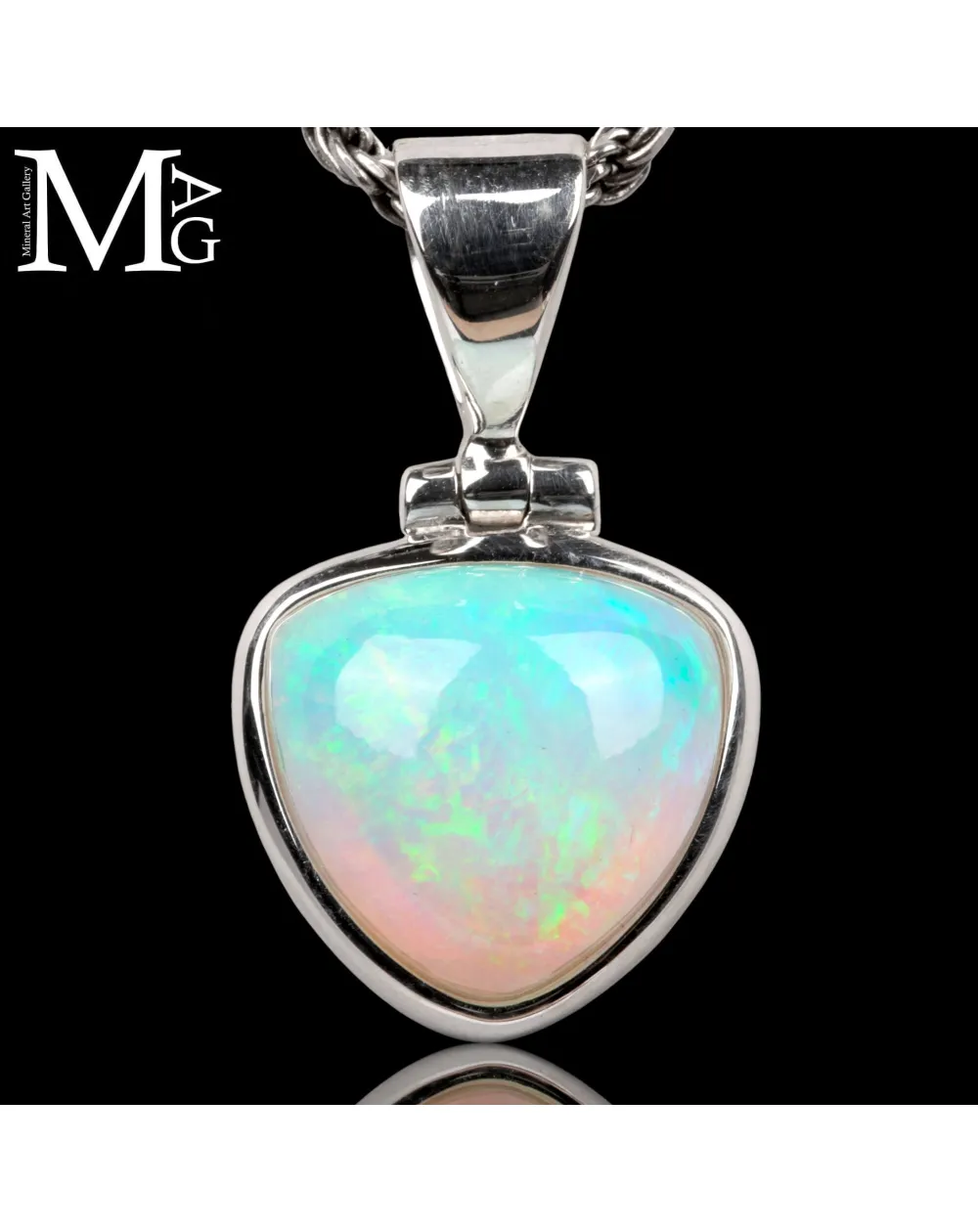 Ciondolo in argento con opale etiope cabochon