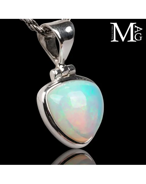 Ciondolo in argento con opale etiope cabochon