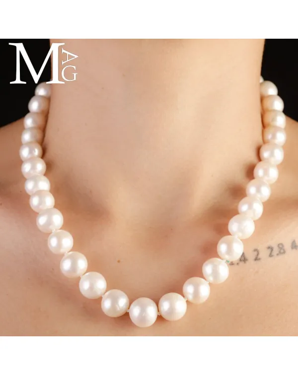 Collier in perle bianche – Montatura a scalare.