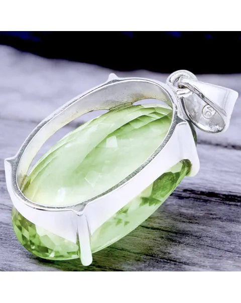 Elegante Ciondolo in Argento con Prasiolite Ovale: Un Gioiello Raffinato.