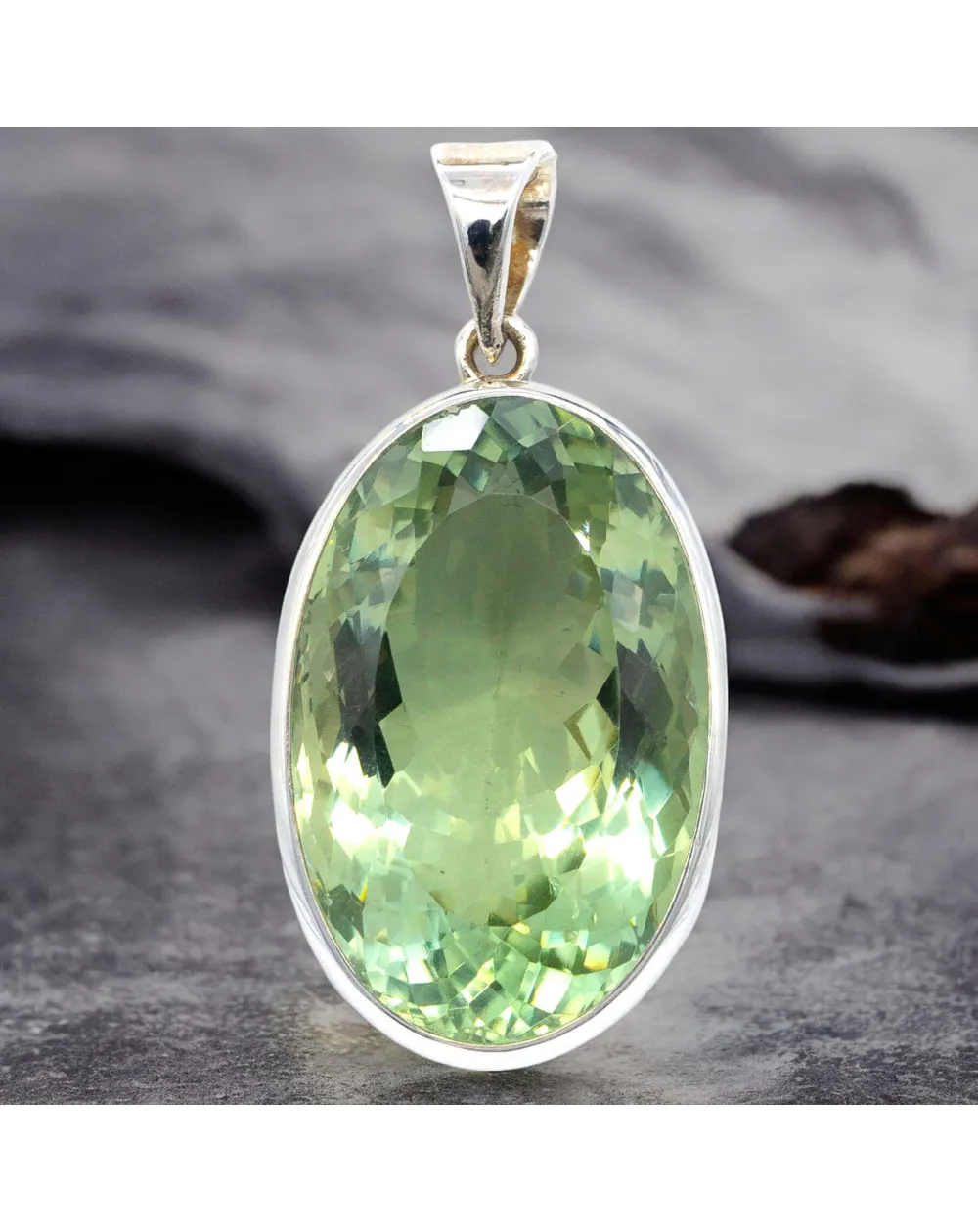 Ciondolo in Argento con Prasiolite Ovale: Eleganza Naturale.
