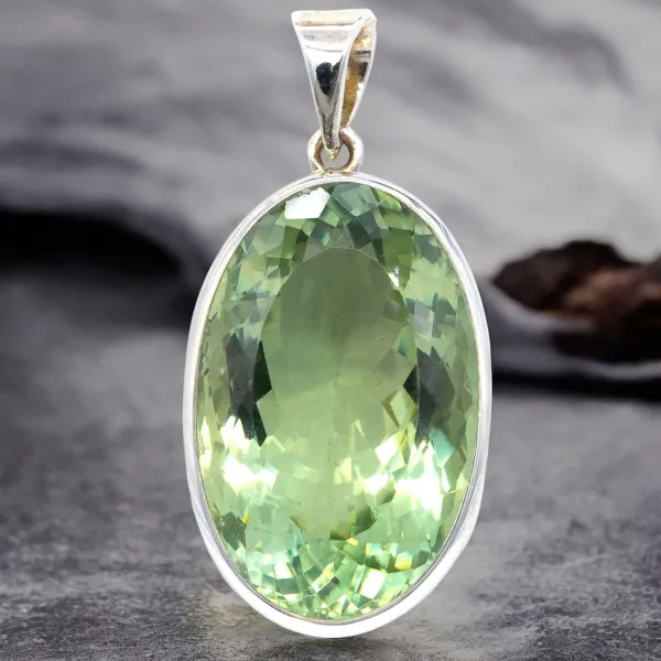 Ciondolo in Argento con Prasiolite Ovale: Eleganza Naturale.