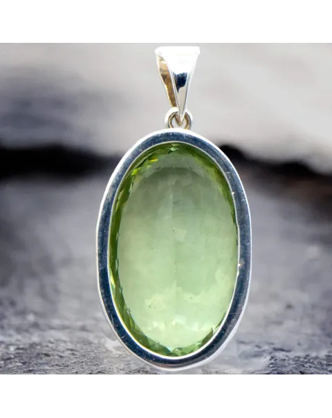 Ciondolo in Argento con Prasiolite Ovale: Eleganza Naturale.