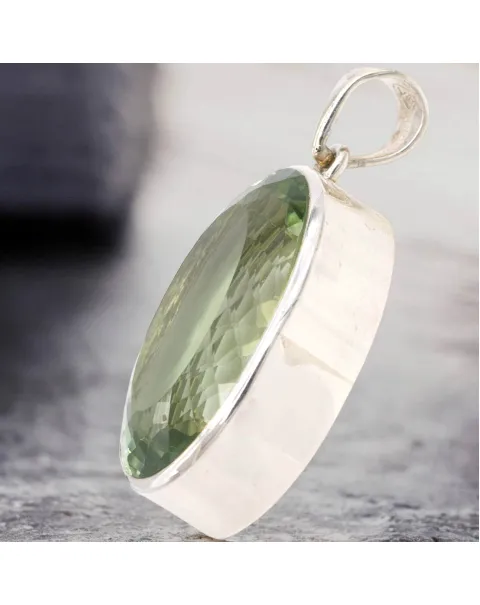 Ciondolo in Argento con Prasiolite Ovale: Eleganza Naturale.