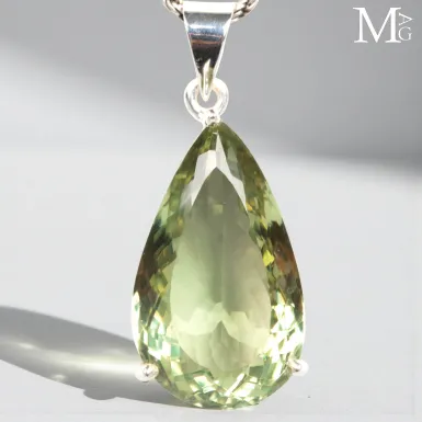 Ciondolo in Argento con Gemma di Quarzo Verde Pras...