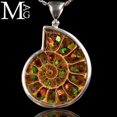 Ciondolo in argento con Ammonite Cleoniceras e intarsi di Ammolite.