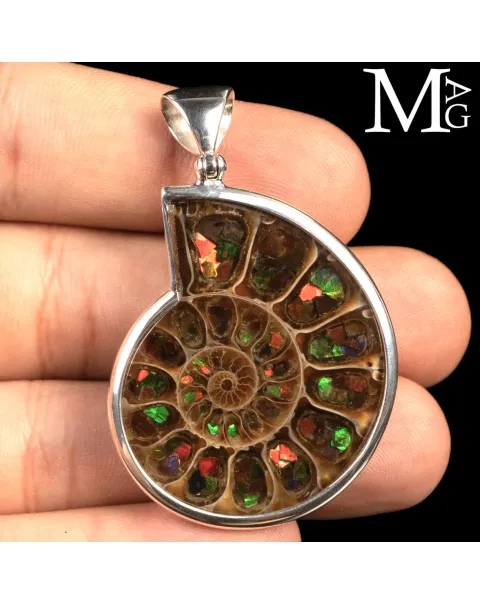 Ciondolo in argento con Ammonite Cleoniceras e intarsi di Ammolite.