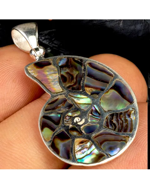 Pendente a Forma di Ammonite con Intarsi di Madreperla di Abalone.