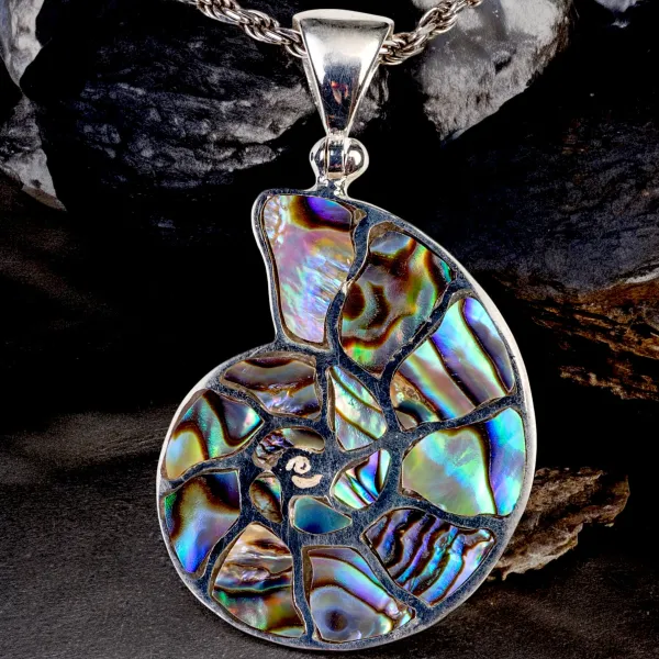 Pendente a Forma di Ammonite con Intarsi di Madreperla di Abalone.