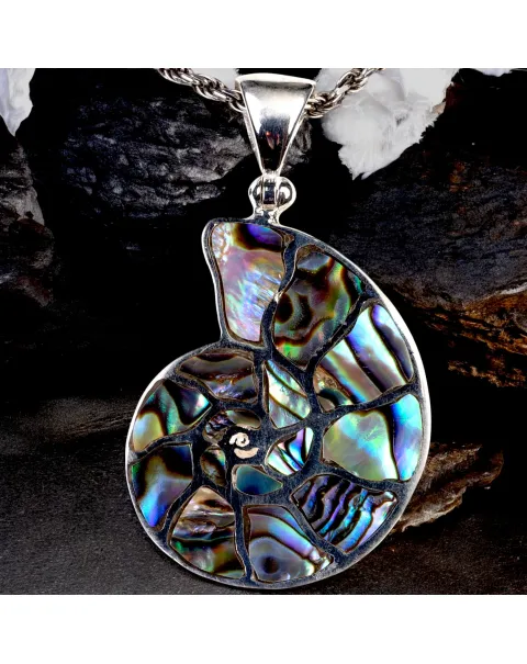 Pendente a Forma di Ammonite con Intarsi di Madreperla di Abalone.