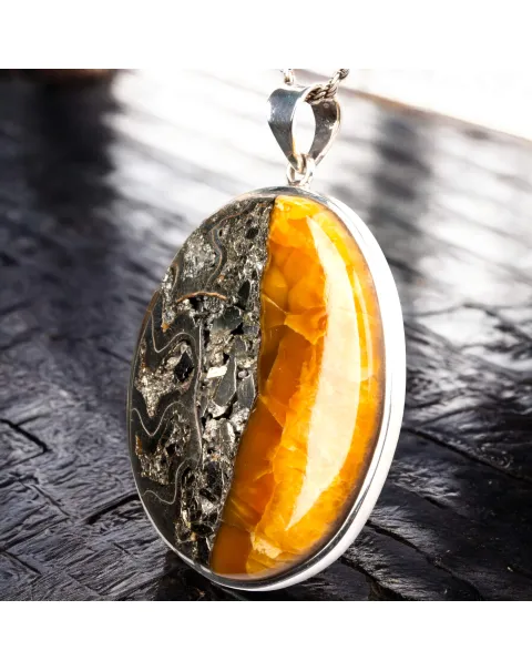 Ciondolo in argento con Ammonite fossile – Pirite, Aragonite e Calcite.